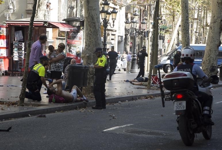 Efectivos policiales atienden a heridos por el atropello de Las Ramblas, en Barcelona.