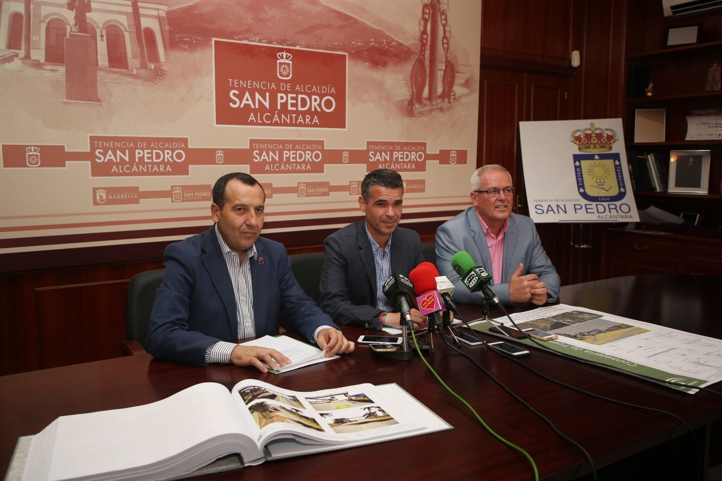 El actual alcalde de Marbella, José Bernal, en el centro de la imagen, que dejará hoy de serlo tras la moción de censura.