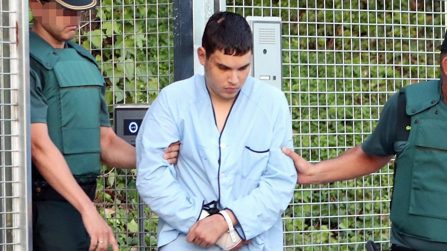 Mohamed Houli Chemlal, el terrorista herido en la explosión de Alcanar, durante su traslado a la Audiencia Nacional.