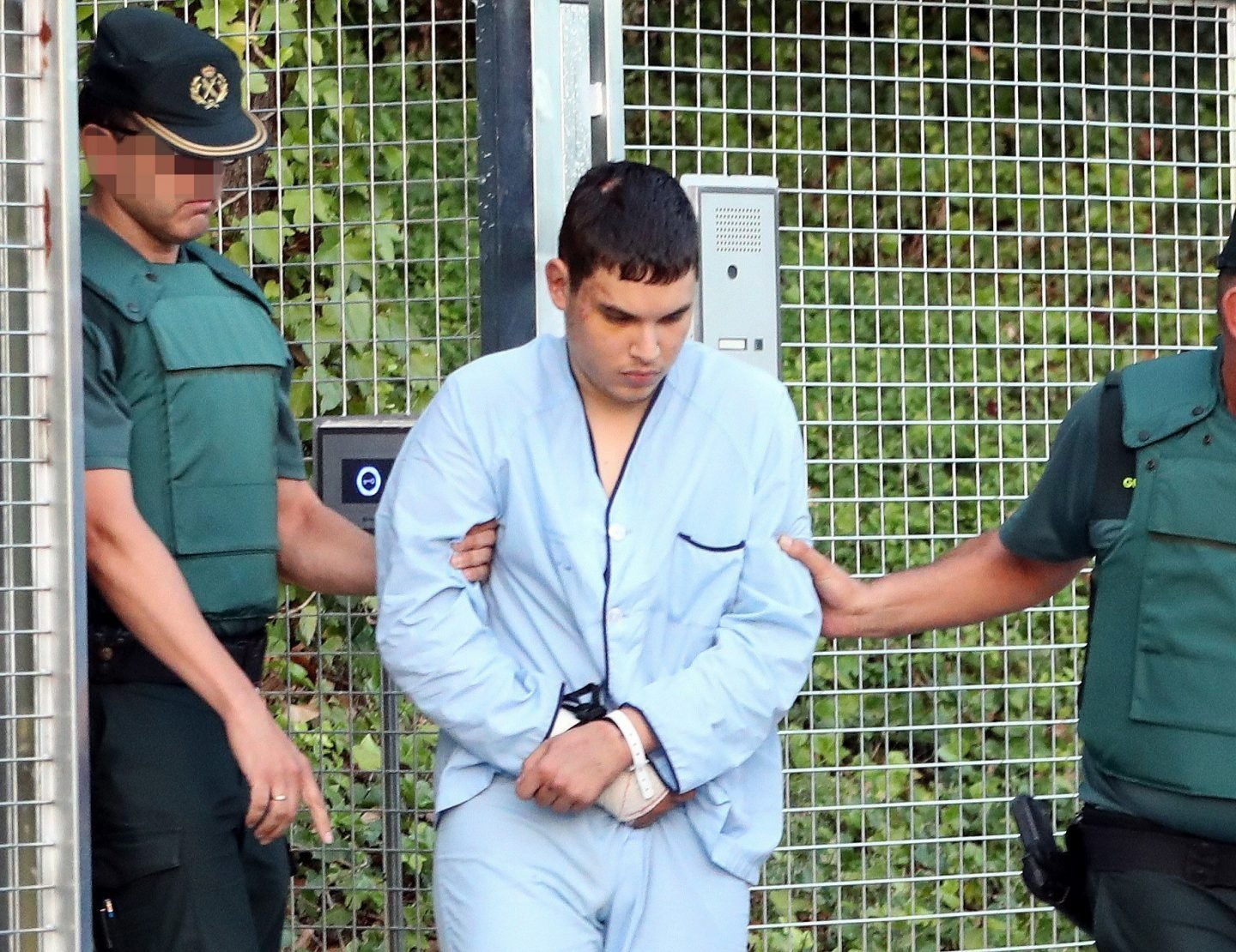 Mohamed Houli Chemlal, el terrorista herido en la explosión de Alcanar, durante su traslado a la Audiencia Nacional.