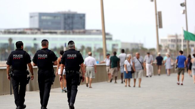 Agentes de los Mossos D'Esquadra patrullan por el paseo marítimo de Barcelona. Agentes de los Mossos D'Esquadra patrullan por el paseo marítimo de Barcelona.