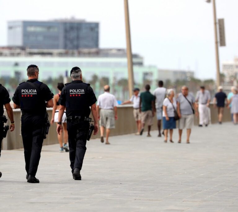 Los Mossos intensifican los controles en la frontera de La Jonquera en busca del terrorista huido