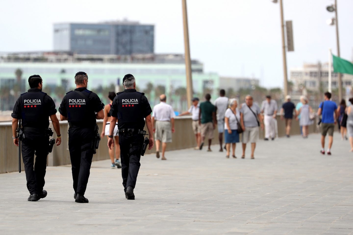 Agentes de los Mossos D'Esquadra patrullan por el paseo marítimo de Barcelona.