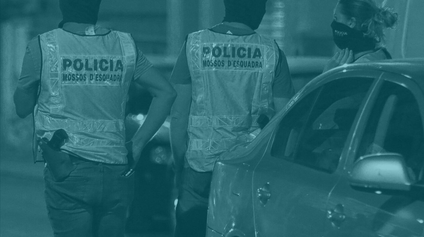 Una pareja de mossos, durante las investigaciones.