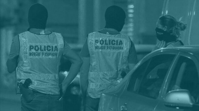 Una pareja de mossos, durante las investigaciones.