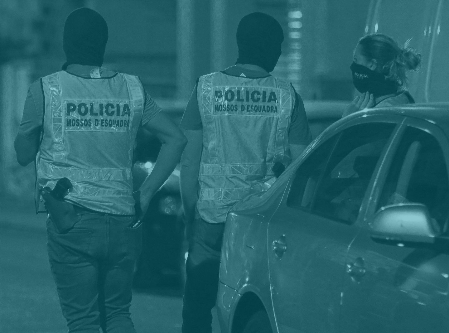 Una pareja de mossos, durante las investigaciones.