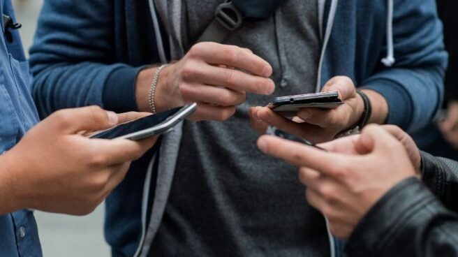 movil efe usuarios con sus móviles.