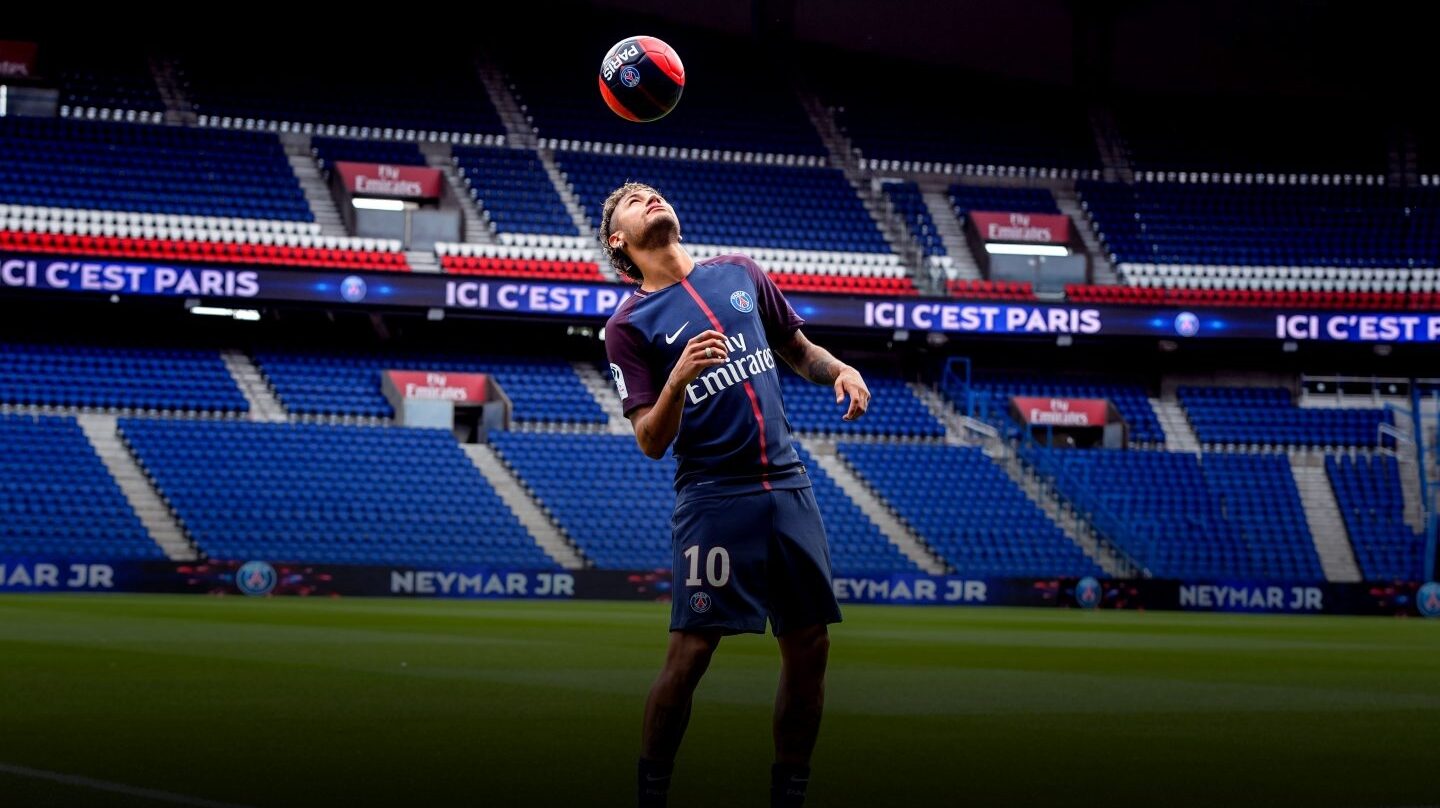 El delantero brasileño Neymar realiza unos toques con el balón durante su presentación como nuevo jugador del equipo francés París Saint-Germain.