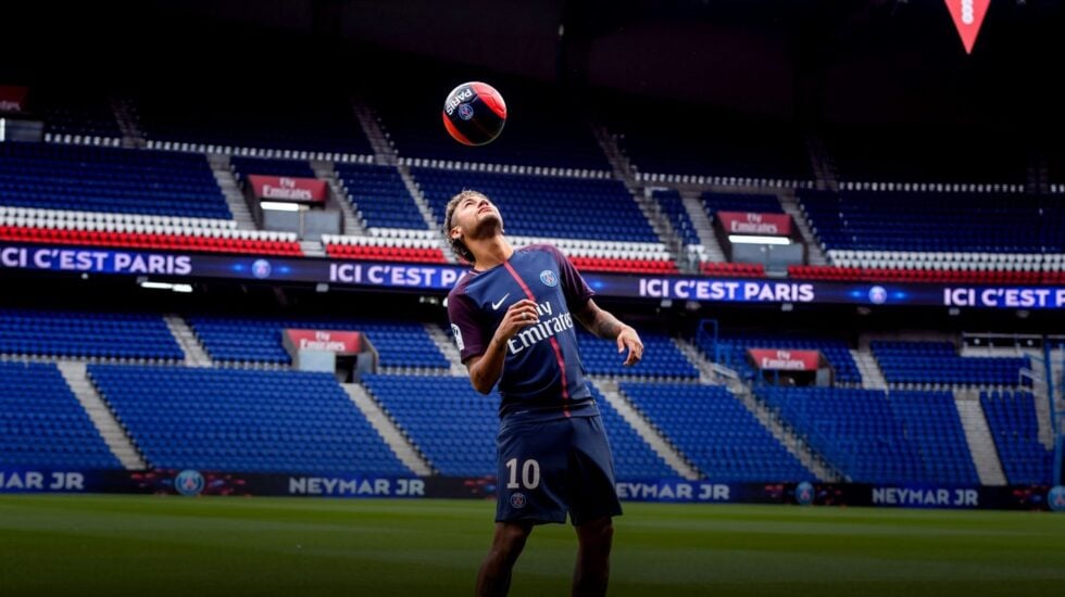 El delantero brasileño Neymar realiza unos toques con el balón durante su presentación como nuevo jugador del equipo francés París Saint-Germain.