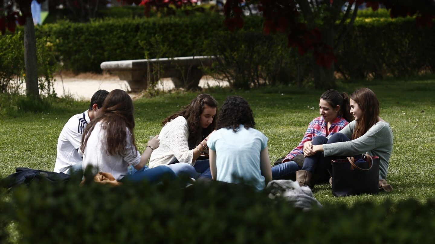 Alrededor de un 20% de los jóvenes españoles ni estudia ni trabaja.