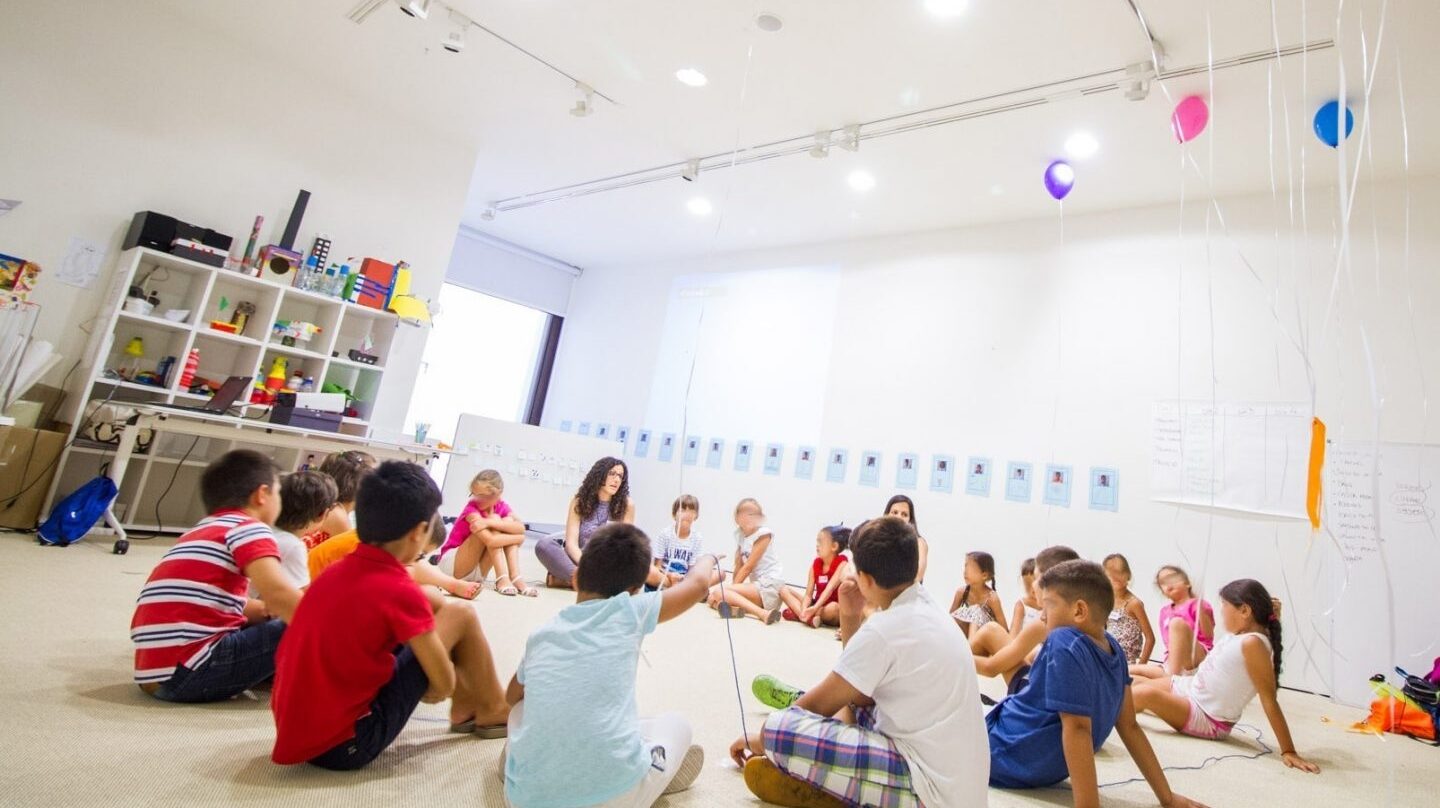 Niños y niñas en el transcurso de una actividad infantil.