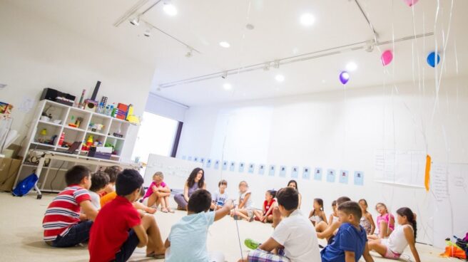 Niños y niñas en el transcurso de una actividad infantil.