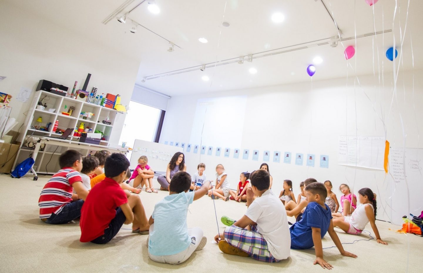 Niños y niñas en el transcurso de una actividad infantil.