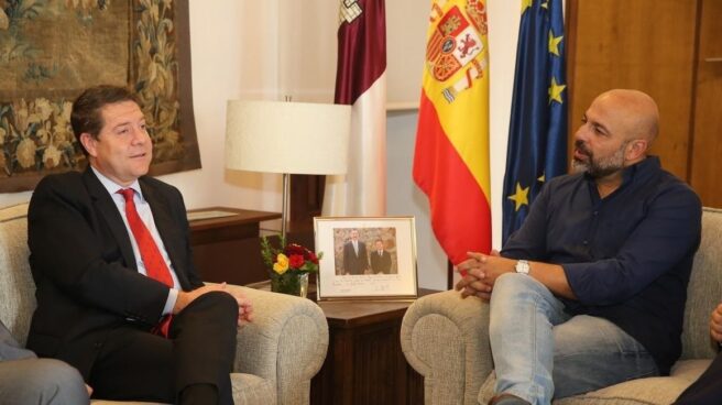 El presidente del Gobierno de Castilla-La Mancha, el socialista Emiliano García Page, junto con el secretario general de Podemos CLM, José García Molina.