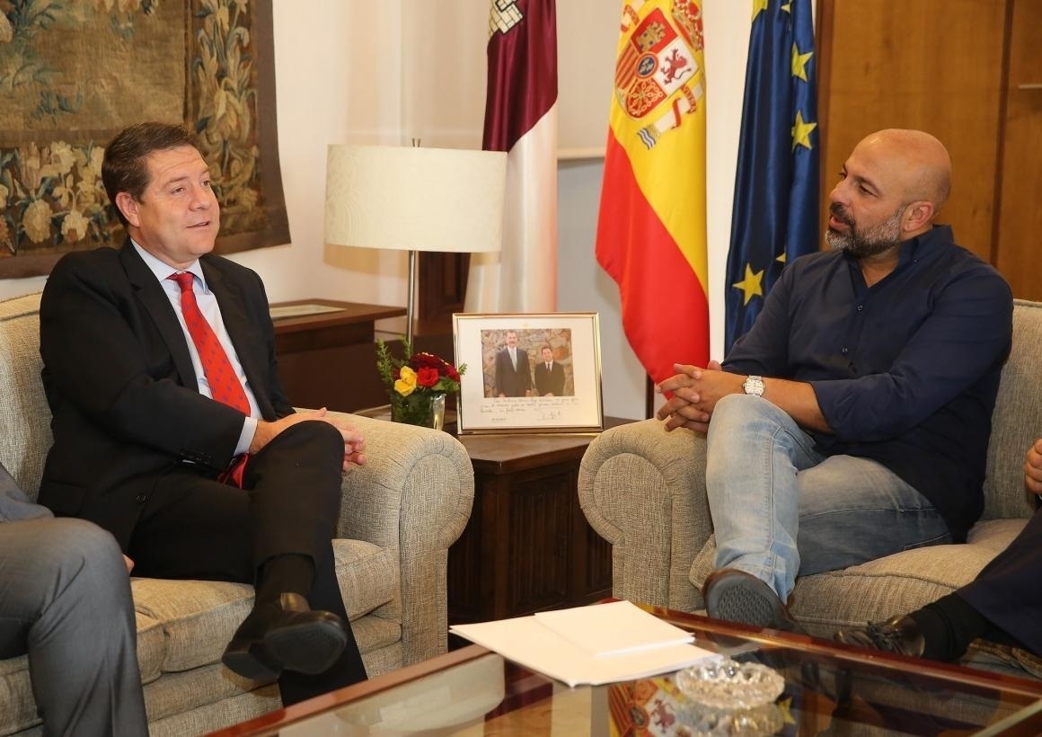El presidente del Gobierno de Castilla-La Mancha, el socialista Emiliano García Page, junto con el secretario general de Podemos CLM, José García Molina.