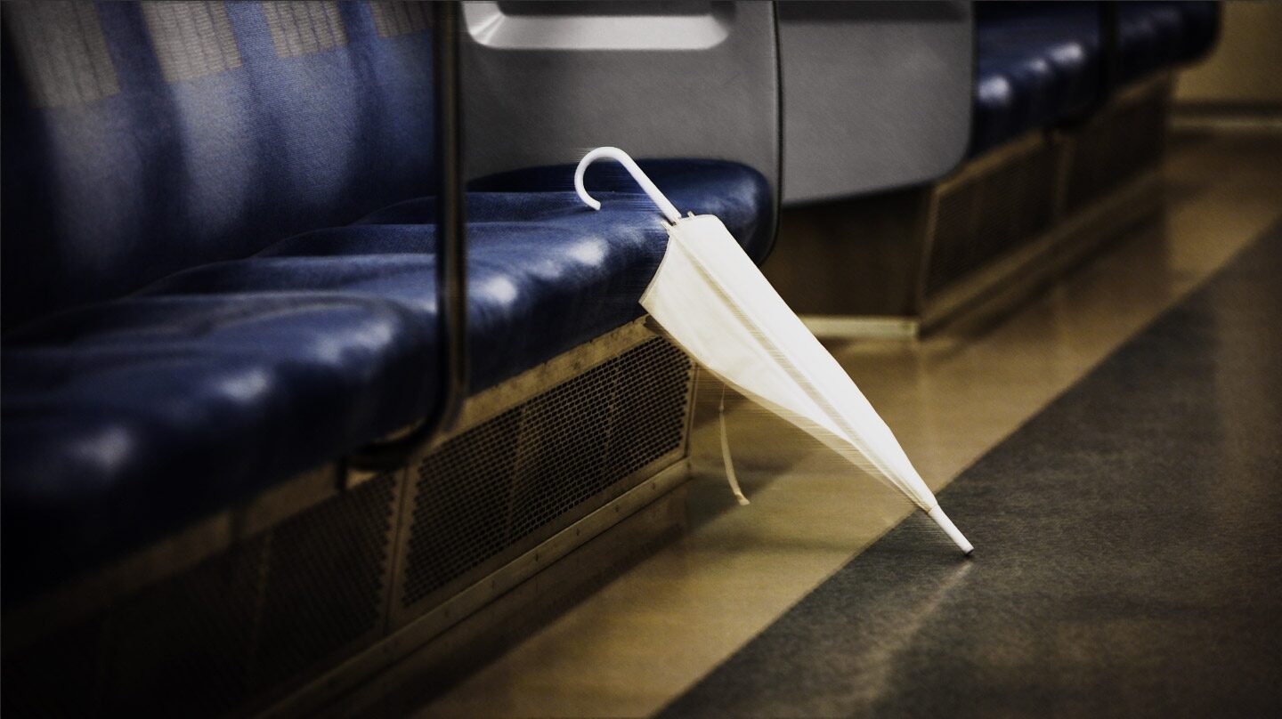 Un paraguas abandonado en el metro