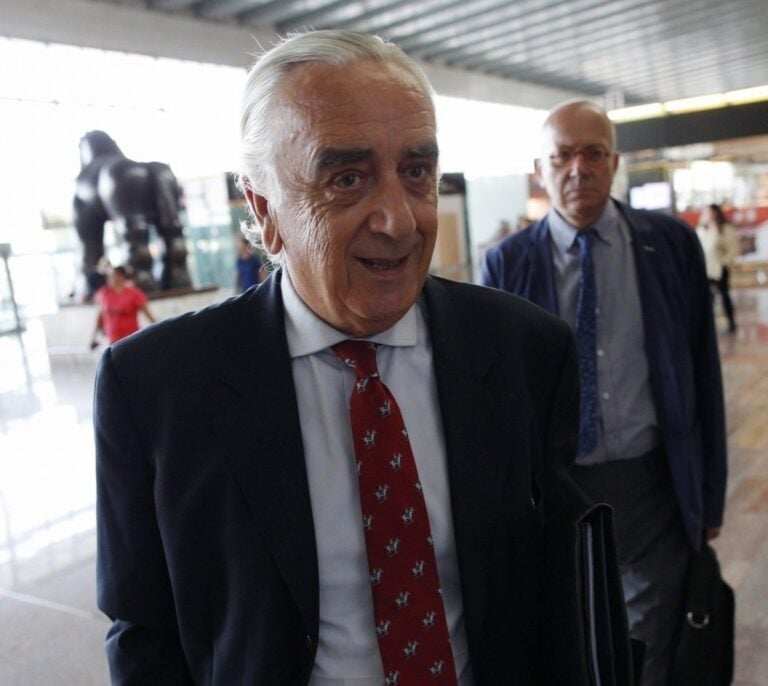 El árbitro obliga a subir 200 euros el sueldo a los vigilantes de El Prat y reforzar plantilla