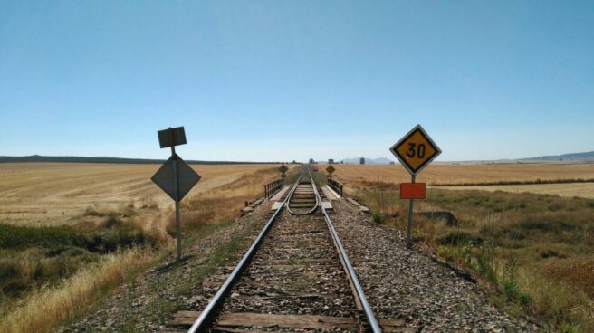 Situación del tendido ferroviario al sur de Extremadura, con las traviesas de madera en pésimo estado.