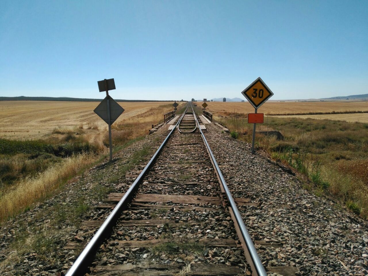 Situación del tendido ferroviario al sur de Extremadura, con las traviesas de madera en pésimo estado.