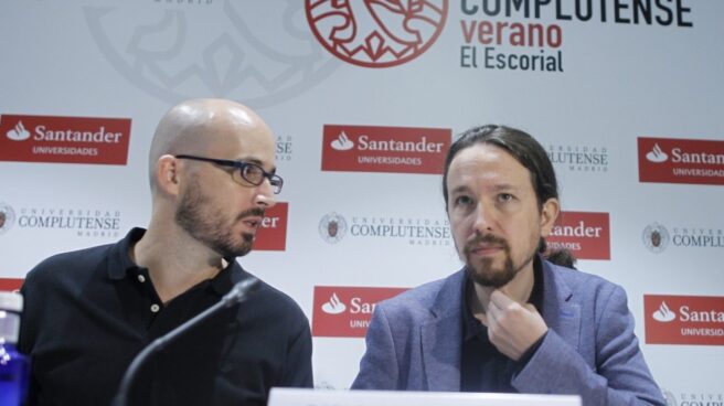El responsable de economía de Podemos, Nacho Álvarez, y su secretario general, Pablo Iglesias, estudian emplear a mayores de 55 años en la construcción