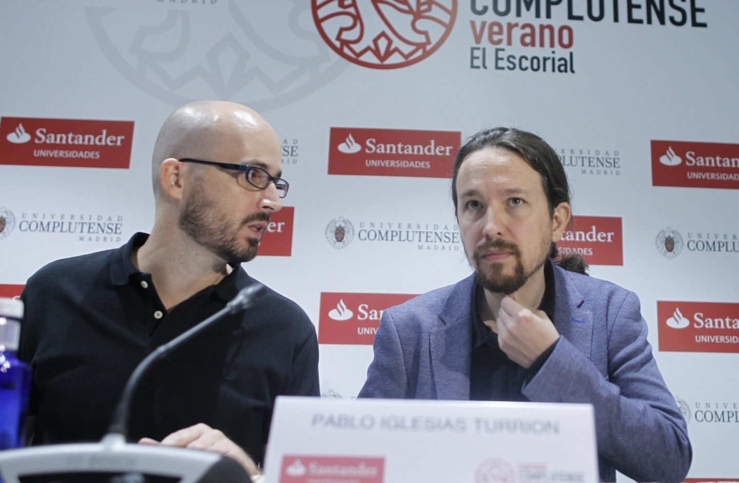 El responsable de economía de Podemos, Nacho Álvarez, y su secretario general, Pablo Iglesias, estudian emplear a mayores de 55 años en la construcción