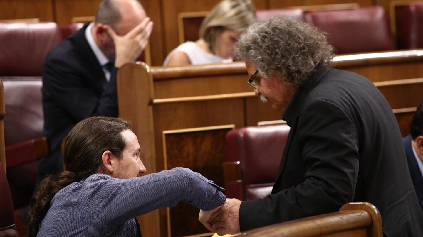 Pablo Iglesias (Podemos) y Joan Tardá (ERC) se saludan en el Congreso de los Diputados.