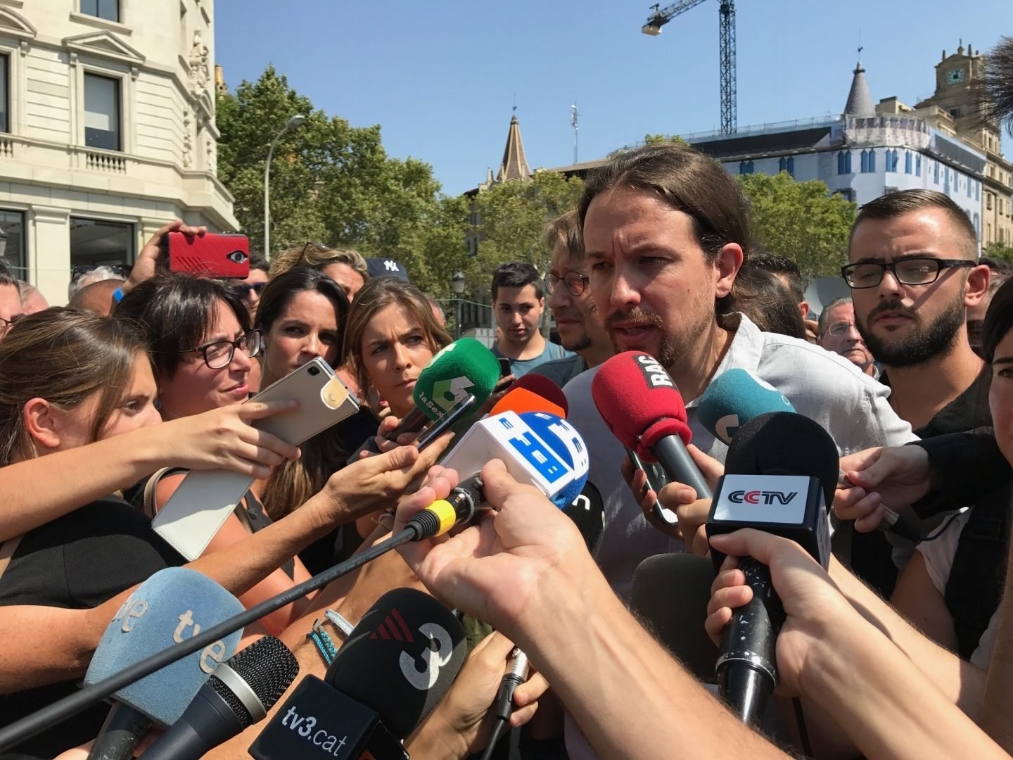 El líder de Podemos, Pablo Iglesias, tras el minuto de silencio por le atentado terrorista en Barcelona.