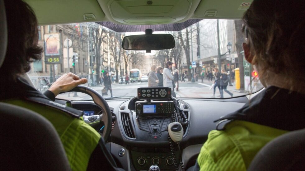 Interior de un coche de la Policía Local.