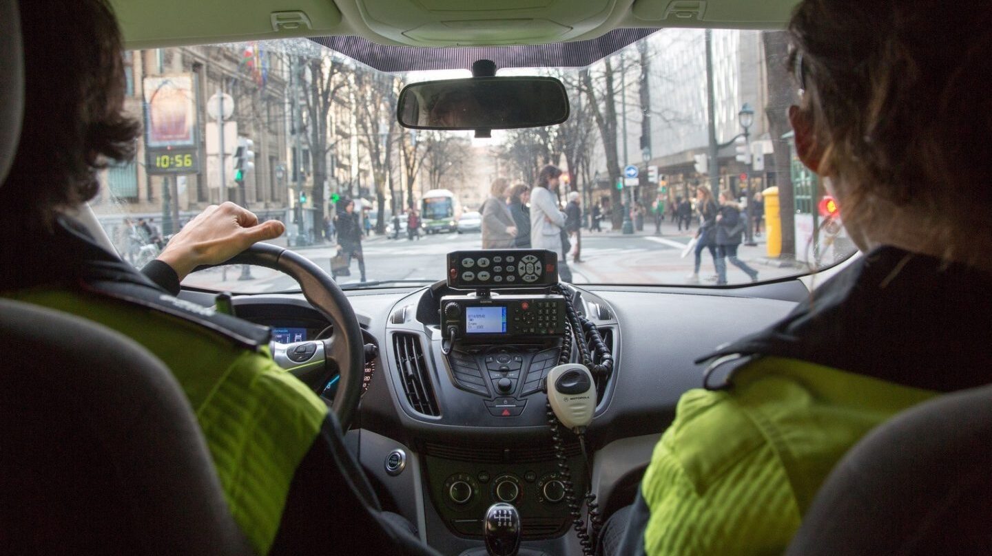 Interior de un coche de la Policía Local.