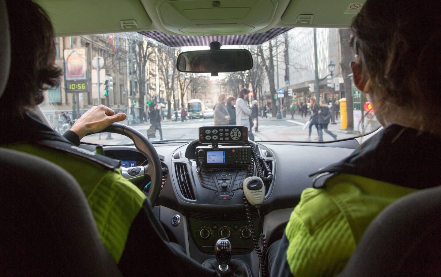 Interior de un coche de la Policía Local.