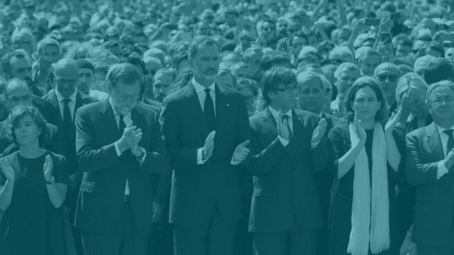 puigdemont_rajoy El rey Felipe VI, acompañado por la vicepresidenta del Gobierno, Soraya Sáenz de Santamaría (i); el presidente del Gobierno, Mariano Rajoy (2i); el presidente de la Generalitat, Carles Puigdemont (3d); la alcaldesa de Barcelona, Ada Colau (2d), y el ministro de Interior, Juan Ignacio Zoido.