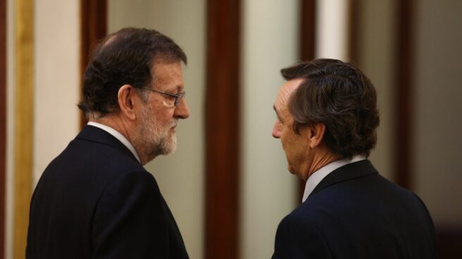 Mariano Rajoy conversa con Rafael Hernando.
