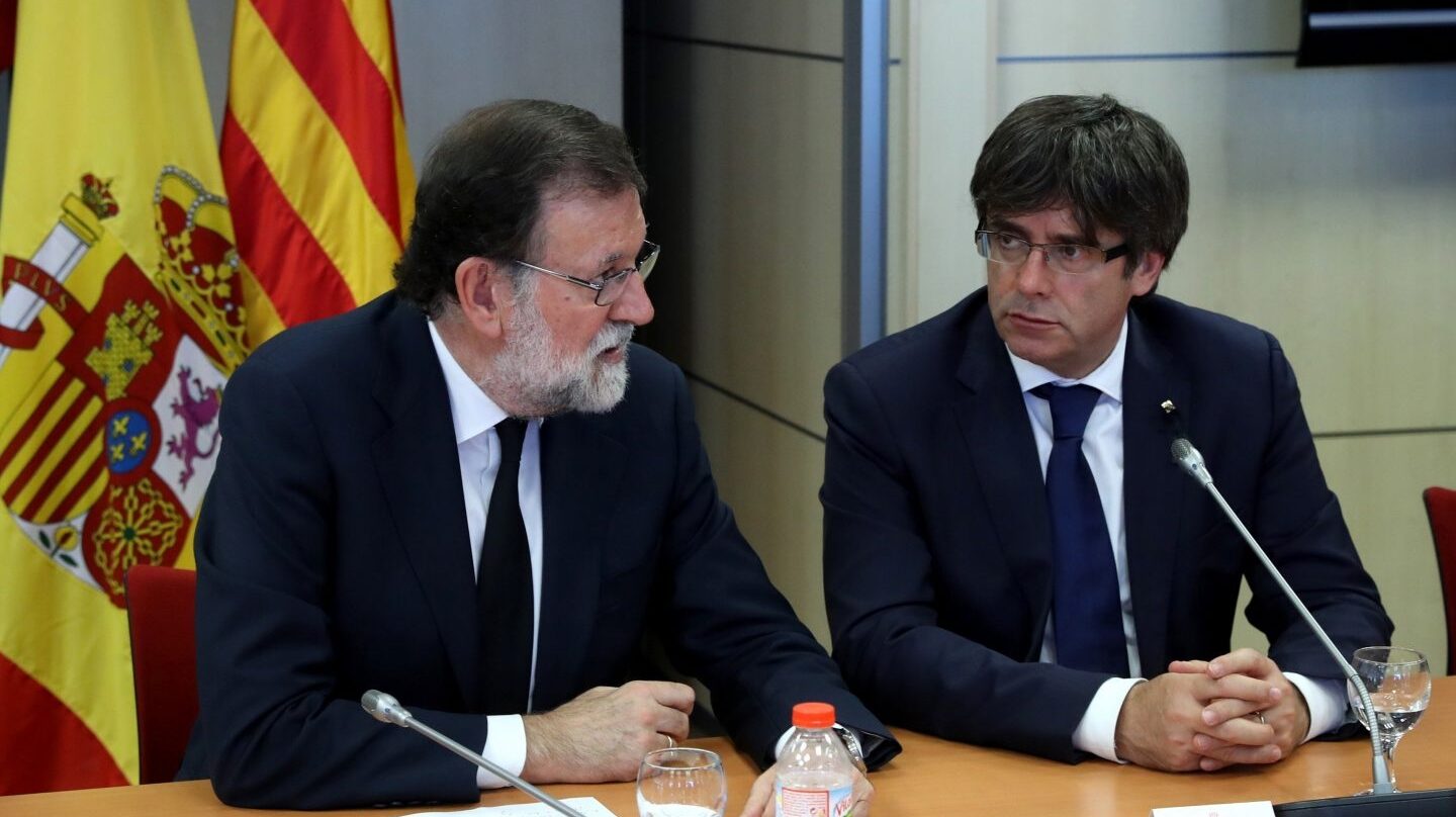 El presidente de Gobierno Mariano Rajoy y el president de la Generalitat, Carles Puigdemont, tras los atentados yihadistas de este verano.