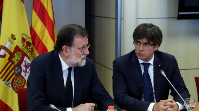 El presidente del Gobierno, Mariano Rajoy, y el de la Generalitat de Cataluña, Carles Puigdemont, tras los atentados de Barcelona.