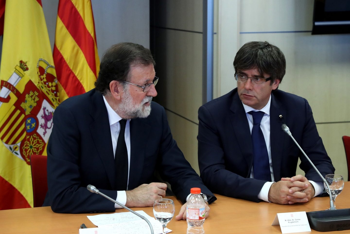 El presidente del Gobierno, Mariano Rajoy, y el de la Generalitat de Cataluña, Carles Puigdemont, tras los atentados de Barcelona.
