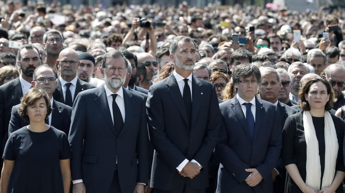 Soraya Sáenz de Santamaría, Mariano Rajoy, el Rey Felipe, Carles Puigdemont y Ada Colau.