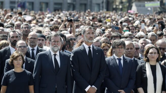 rajoy-rey-puigdemont Soraya Sáenz de Santamaría, Mariano Rajoy, el Rey Felipe, Carles Puigdemont y Ada Colau.