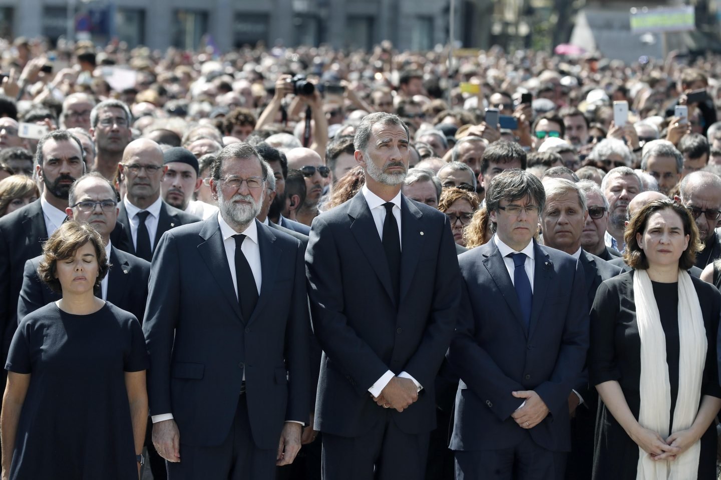 Soraya Sáenz de Santamaría, Mariano Rajoy, el Rey Felipe, Carles Puigdemont y Ada Colau.