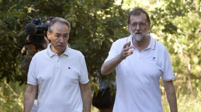 Mariano Rajoy acompañado por el presidente de la Autoridad Portuaria de Marín, José Benito Suárez, durante su paseo por las orillas del río Umia.