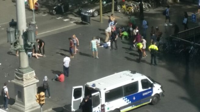 Heridos en Las Ramblas de Barcelona por el atropello masivo.