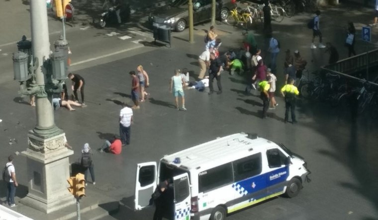 Heridos en Las Ramblas de Barcelona por el atropello masivo.