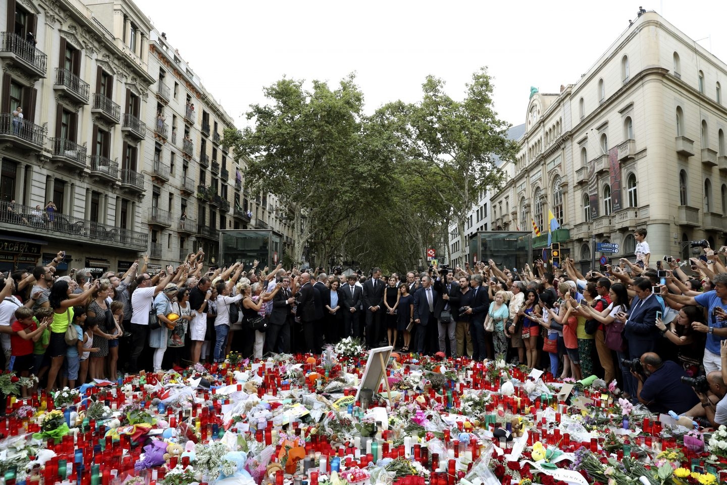 Altar en homenaje a las víctimas del atentado en Las Ramblas de Barcelona.