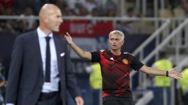 Zinedine Zidane y José Mourinho, durante la Supercopa de Europa celebrada en Skopje.