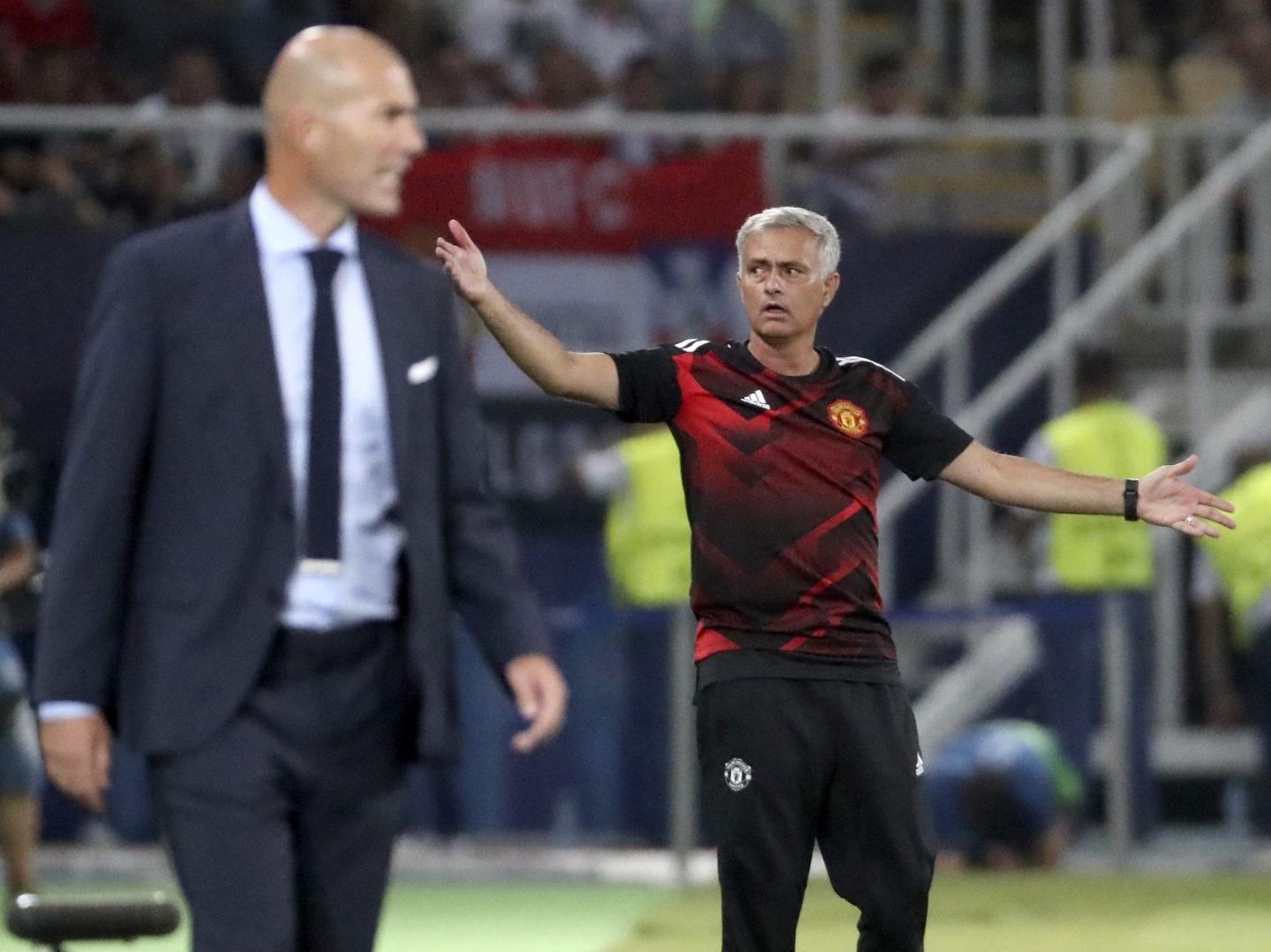 Zinedine Zidane y José Mourinho, durante la Supercopa de Europa celebrada en Skopje.