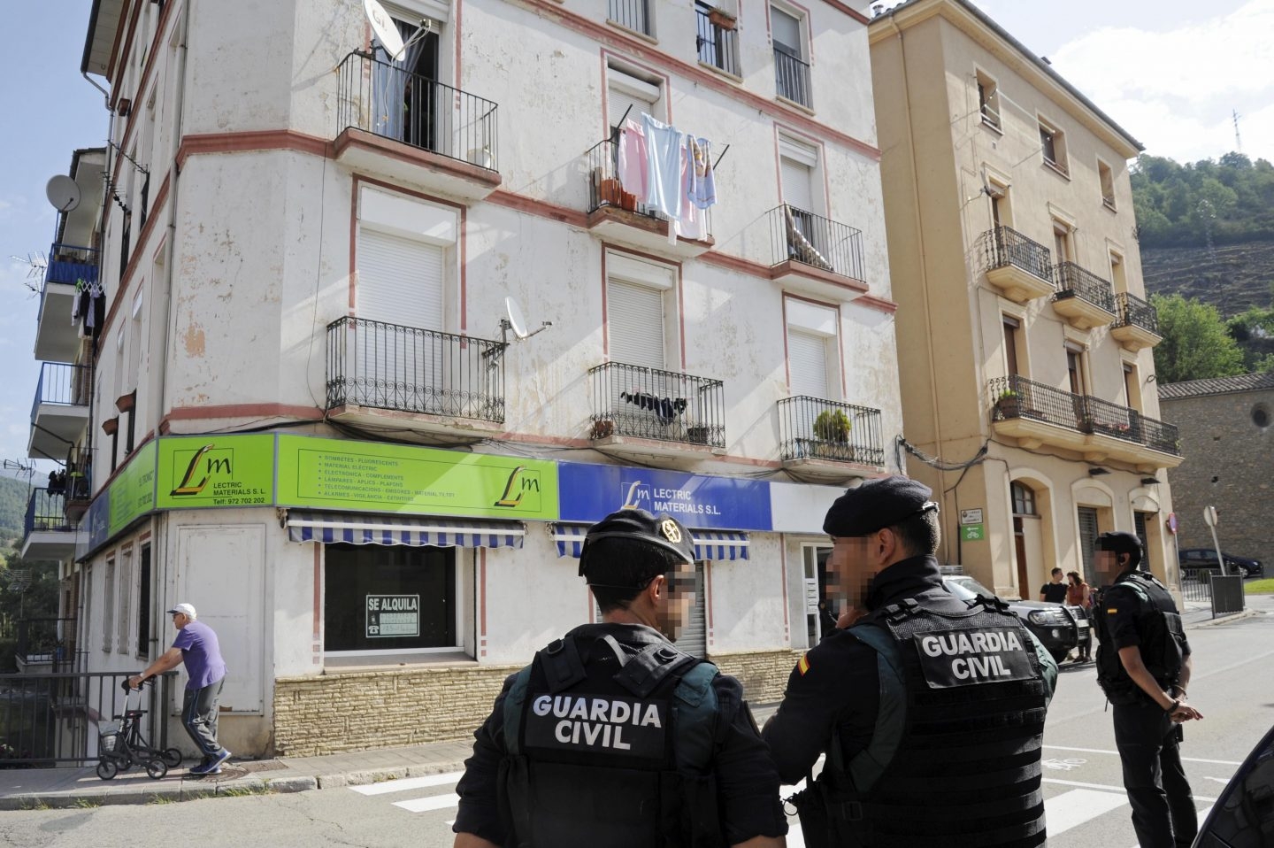 Agentes de la Guardia Civil, durante el registro de la vivienda del imán de Ripoll.