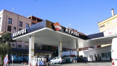 Competencia investiga a Repsol por "abuso" frente a las gasolineras 'low cost'