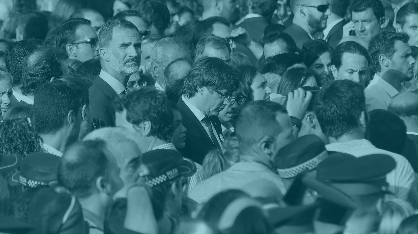 El rey Felipe VI y Puigdemont en la manifestación del 26-A en Barcelona.