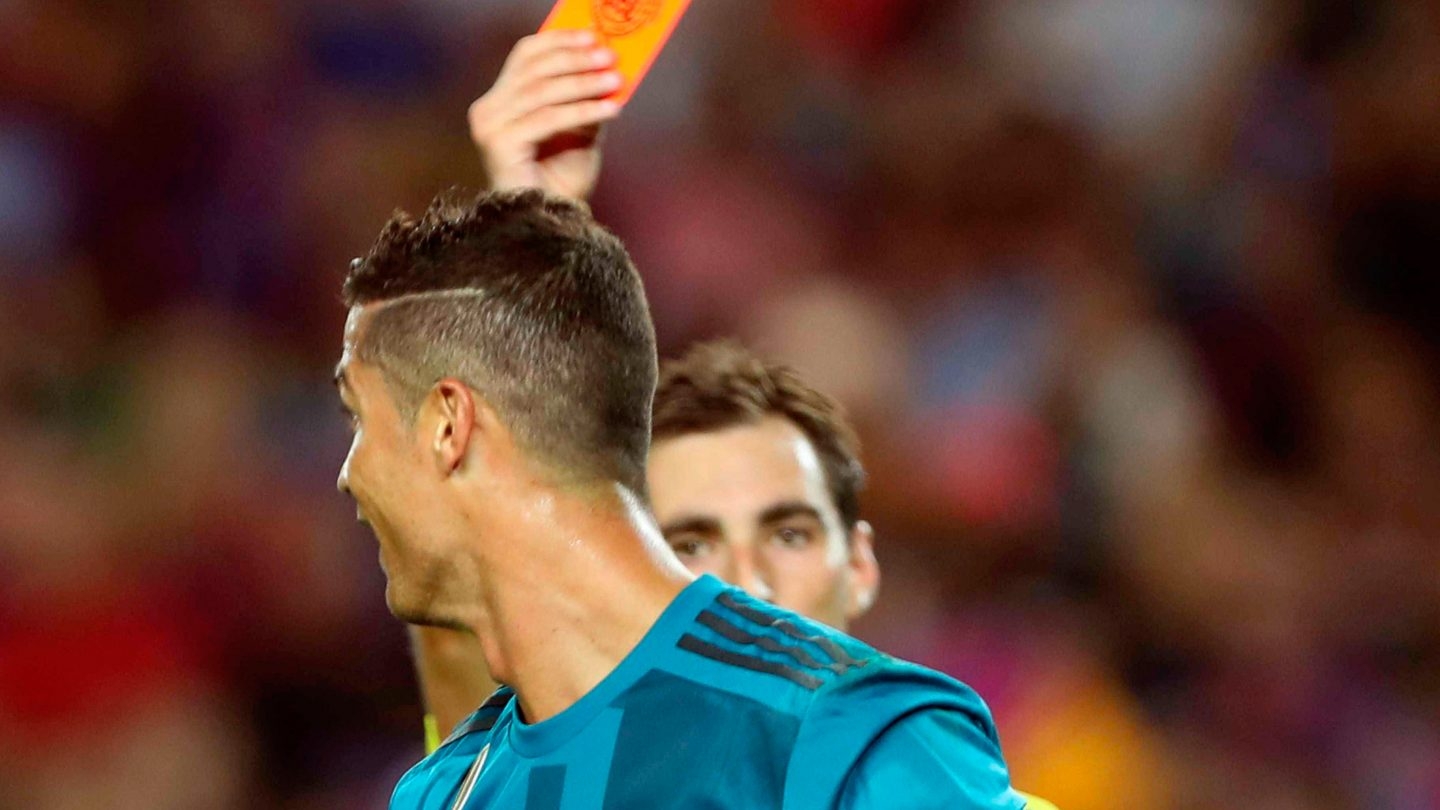 Cinco partidos de sanción a Ronaldo por empujar al árbitro en el Barça-Madrid