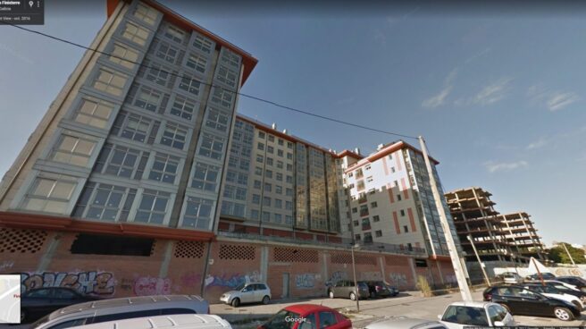 Bloque de viviendas sin terminar en A Coruña: al lado, otro perteneciente a Sareb solo con la estructura.