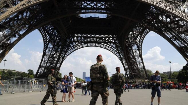 soldados Francia Seis soldados franceses heridos en un atropello al noroeste de París.
